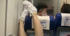 女子乘高鐵把腳放前排乘客頭上,老六是什么意思?